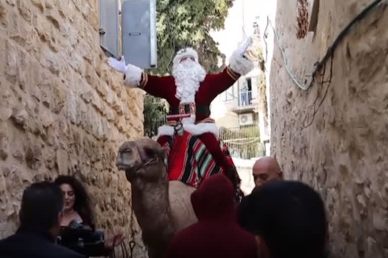 Santa brings holiday cheers to Jerusalem