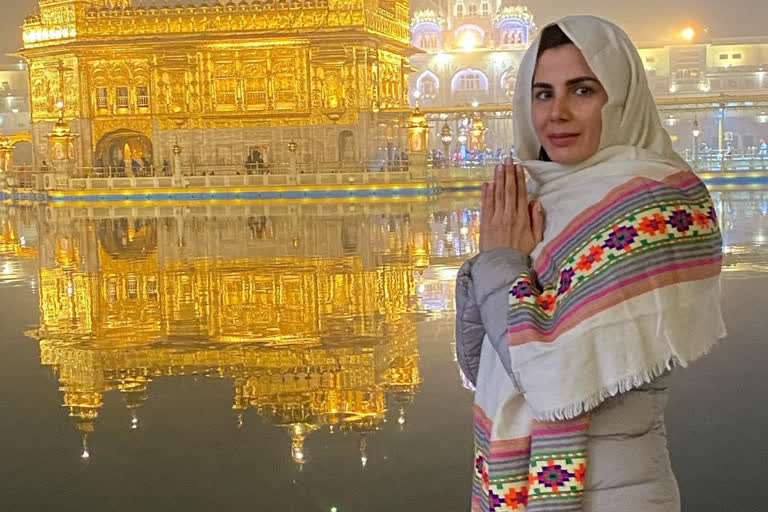 Kirti Kulhari visits Golden Temple to seek blessings