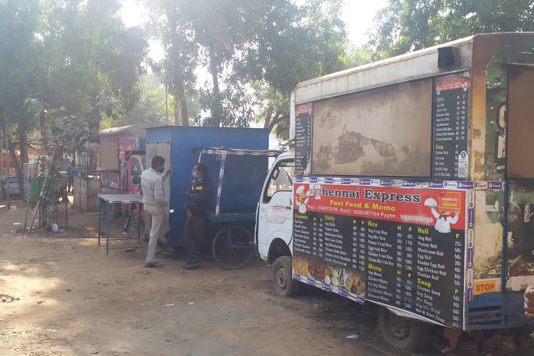 shops running on morahabadi road side in ranchi