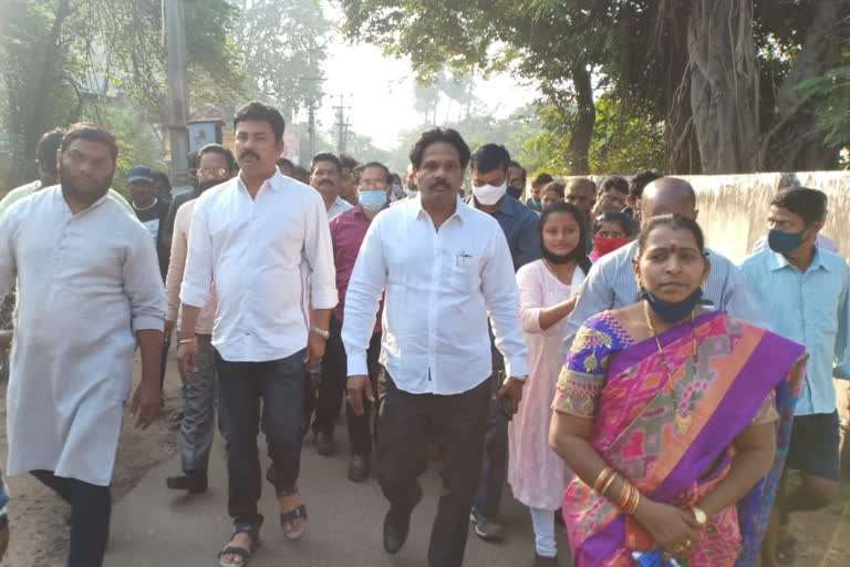 vizag-mp-mvv-sathyanarayana-tour-in-railway-colony