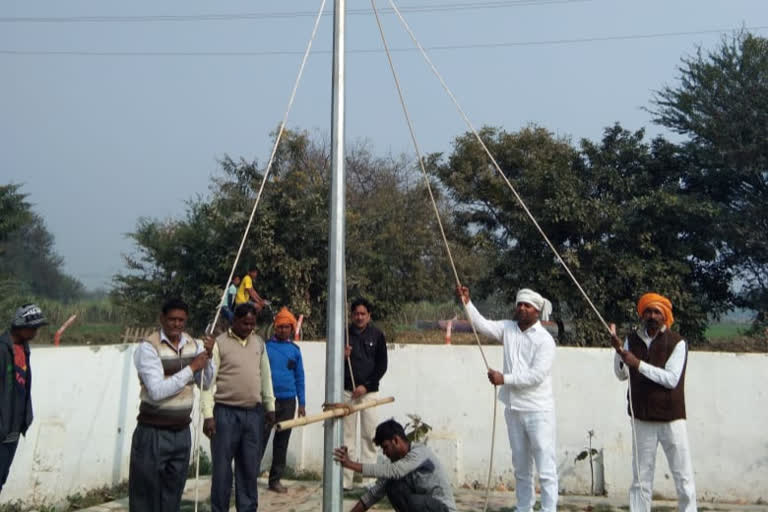 मिल्कीचक गांव में लगी हाई मार्क्स सोलर लाइट.