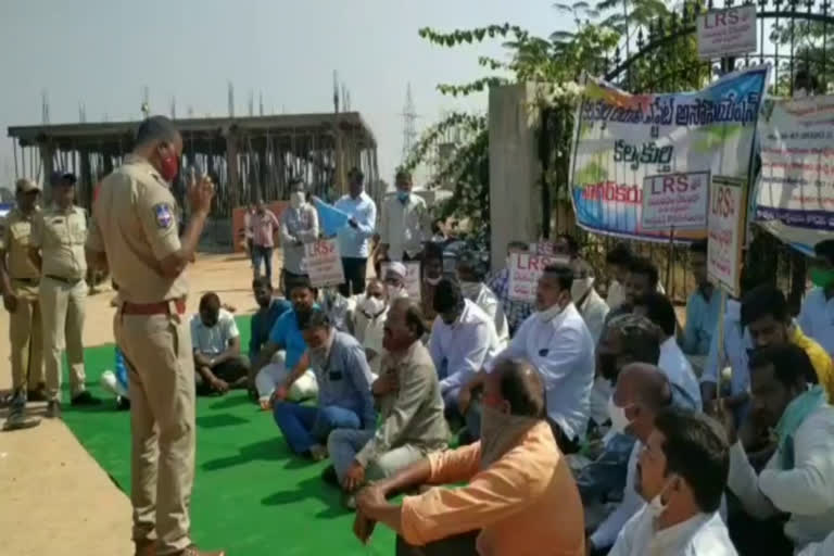 document writers and real estate holders dharna at nagar kurnool dist kalwakurthy sub registrar office