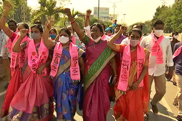 Trs protest against MP Arvind makes indecent remarks on mlc kavitha