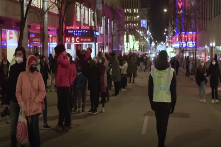 New Yorkers line up to see iconic Christmas tree