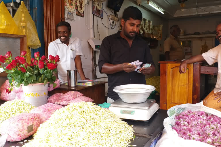 தென்காசி மலர் சந்தையில் கிறிஸ்துமஸ் பண்டிகையை முன்னிட்டு பூக்களின் விலை இரட்டிப்பு