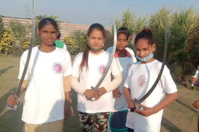 rani lakshmibai foundation  chairman kusum soni give self defence training to girls in ghaziabad