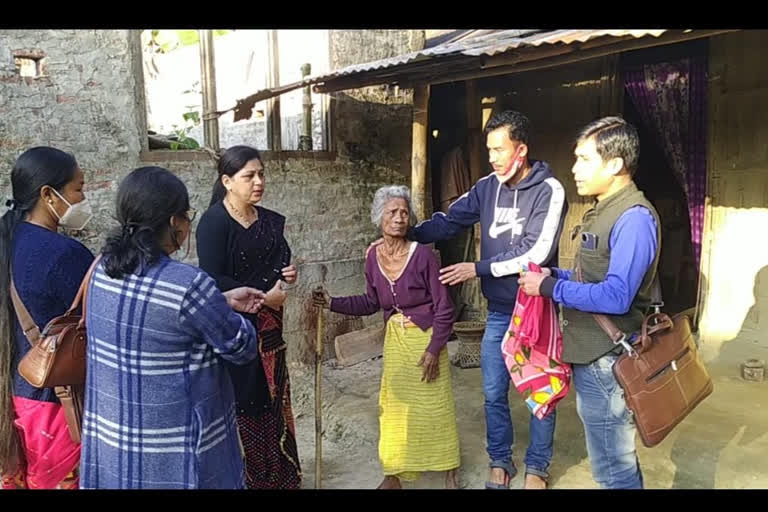 ধেমাজি দৰিদ্ৰ পৰিয়ালৰ মাজত কম্বল বিতৰণ মনালিছা আৰ্ট একাডেমীৰ