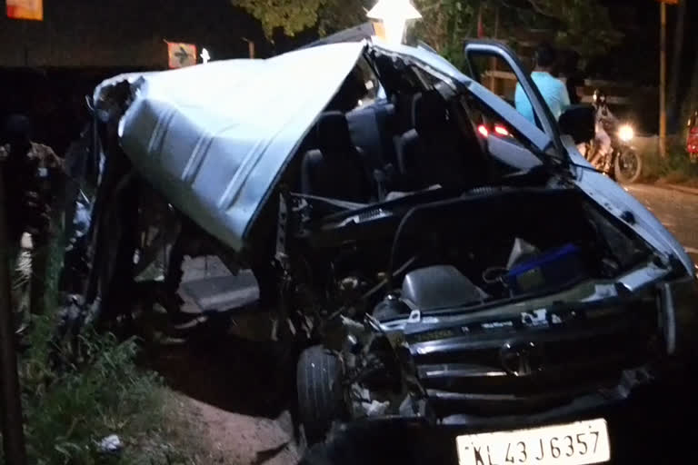 car and lorry collide haripad alappuzha  ഹരിപ്പാട് കാറും ലോറിയും കൂട്ടിയിടിച്ച്  മൂന്നു പേർക്ക് പരിക്ക്  ഹരിപ്പാട് ദേശീയപാതയിൽ ഡാണപ്പടി പാലം  3 injured