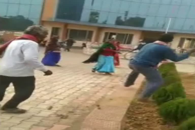 Stoning during head election in Godda