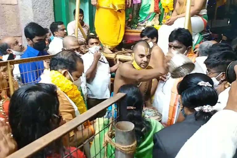 high-court-chief-justice-jk-maheshwari-visits-mangalagiri-sri-lakshmi-narasimha-swamy-in-guntur-district