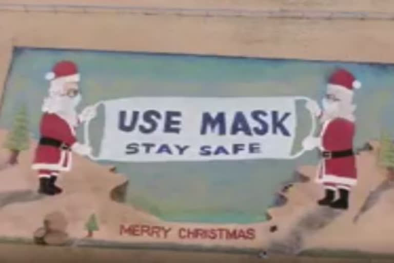 Santas in masks  Puri sand artist  Sudarsan Pattnaik  Christmas greetings  Puri beach  3 டி மணல் கலை மூலம் கிறிஸ்துமஸ் வாழ்த்து  சுதர்சன் பட்நாயக்  மணல் சிற்பக் கலைஞர் சுதர்சன் பட்நாயக்