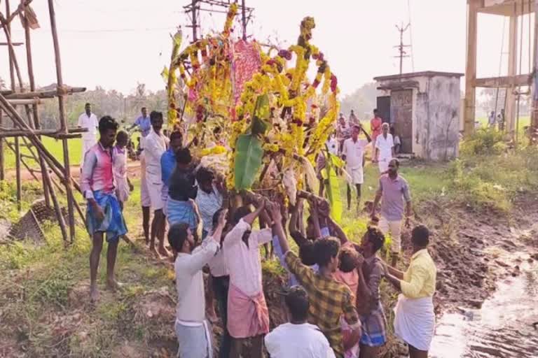 மயானபாதை  அரும்பூர் கிராம மக்கள் மயானபாதை அமைத்து தரக் கோரிக்கை  Arumbur villagers demand construction of graveyard  graveyard  மயிலாடுதுறை மாவட்டச் செய்திகள்  Mayiladuthurai District News