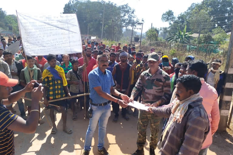 Thousands of villagers took out a rally in Orchha and submitted a memorandum to the station in-charge