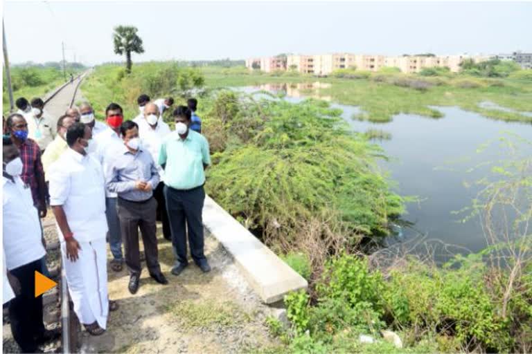 சேலத்தாம்பட்டி ஏரியின் உபரி நீரை திருமணிமுத்தாற்றில் திருப்பிவிட முடிவு : ஏரியை ஆய்வு செய்தார் ஆட்சியர்