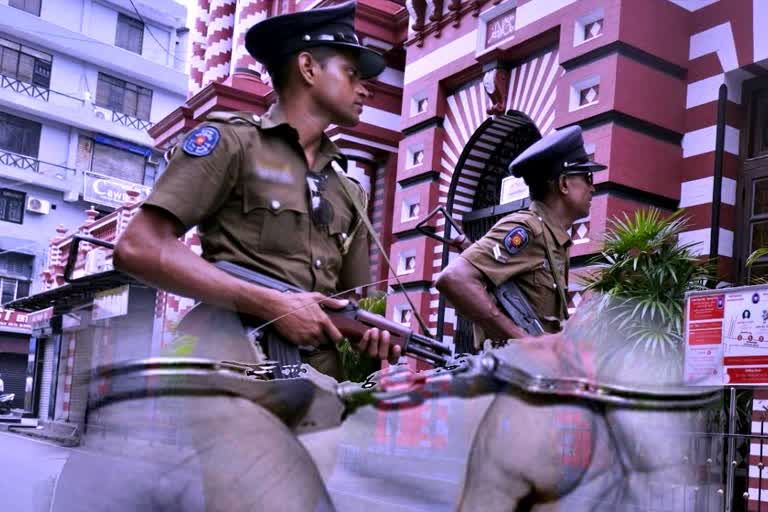 पुलिस अधिकारी गिरफ्तार