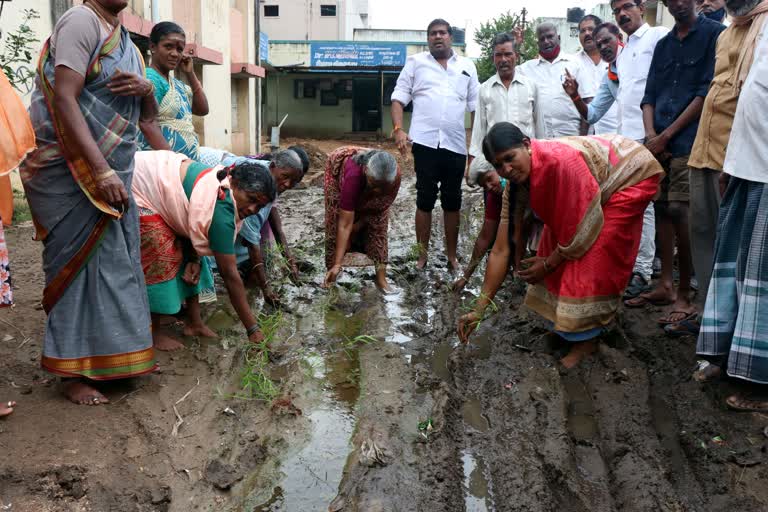 சாலையில் சரி செய்யுமாறு போராட்டம்