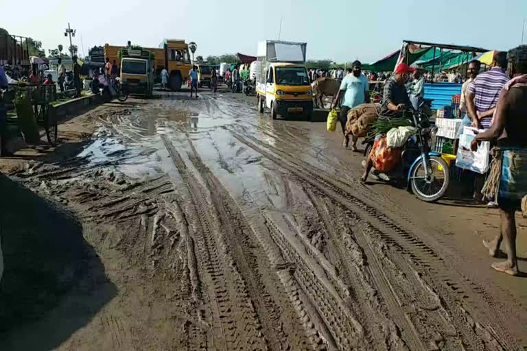 Vegetable vendors suffer from stagnant rain water in kancheepuram