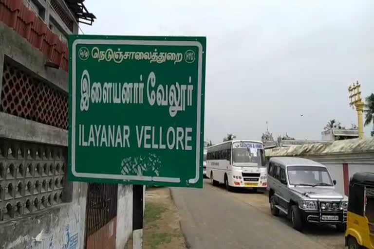 crowd of devotees coming to the temple without coronavirus fear