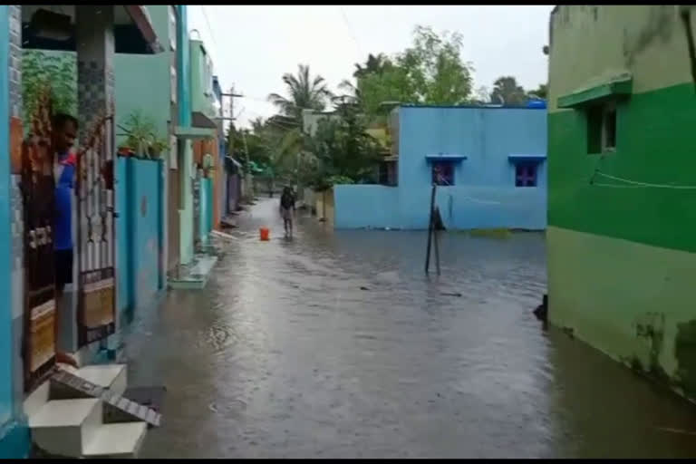  தண்ணீரில் தத்தளிக்கும் சந்திரபாடி கிராமம்...