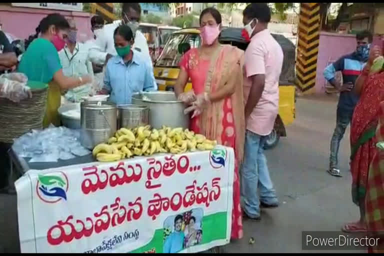 Yuvasena Foundation catering to passengers at Karimnagar Bus Stand