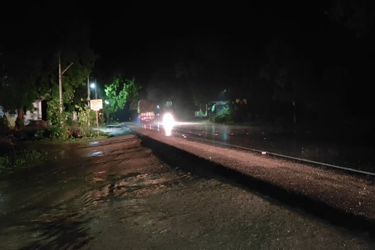 Rain: వర్షంతో జలమయమైన పలు గ్రామాలు