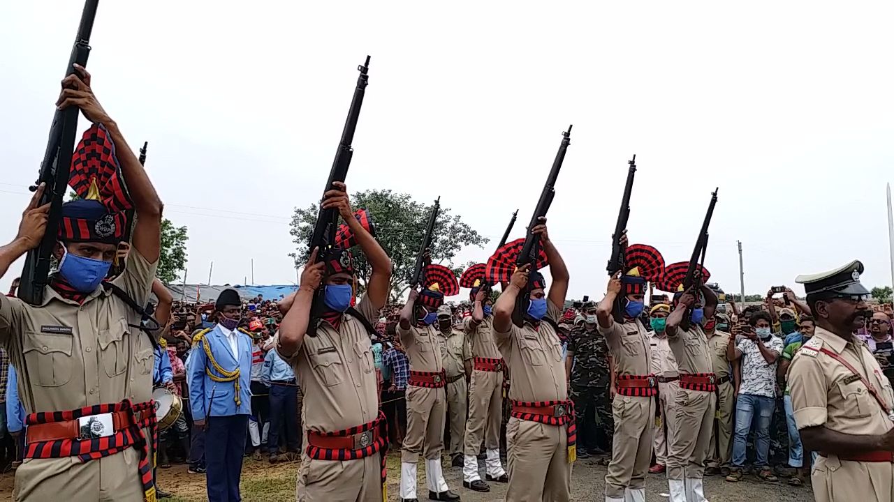 West Bengal Police gave gun salute to the martyred soldiers