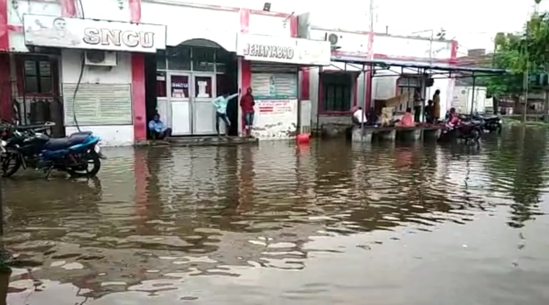 दुकानों के आगे लगा बारिश का पानी