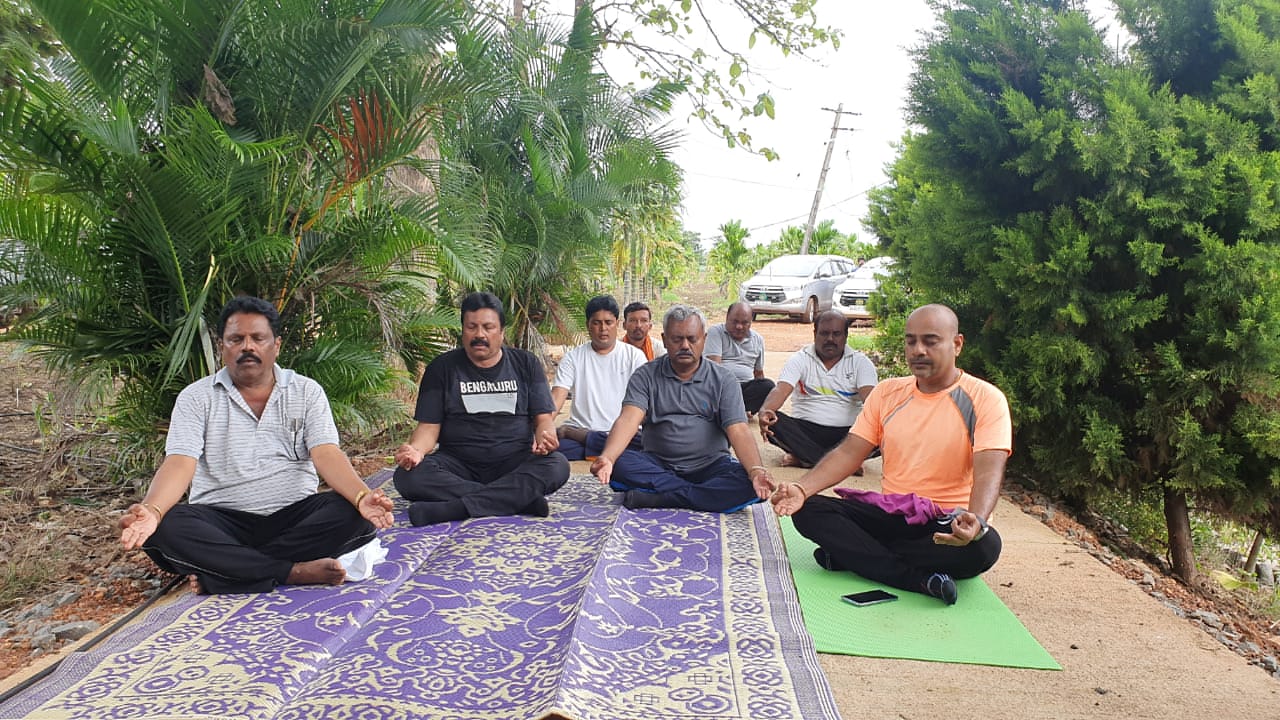 ಯೋಗಾಸನ ಹಾಕಿದ ಸಚಿವರು