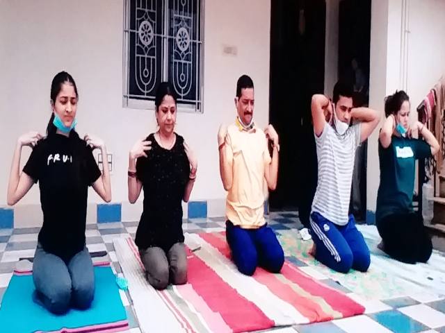 BJP leaders did yoga with their families in ranchi