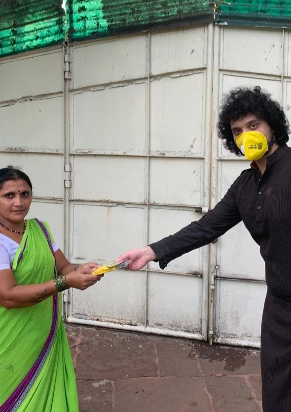 namashi chakraborty and amrin distribute masks