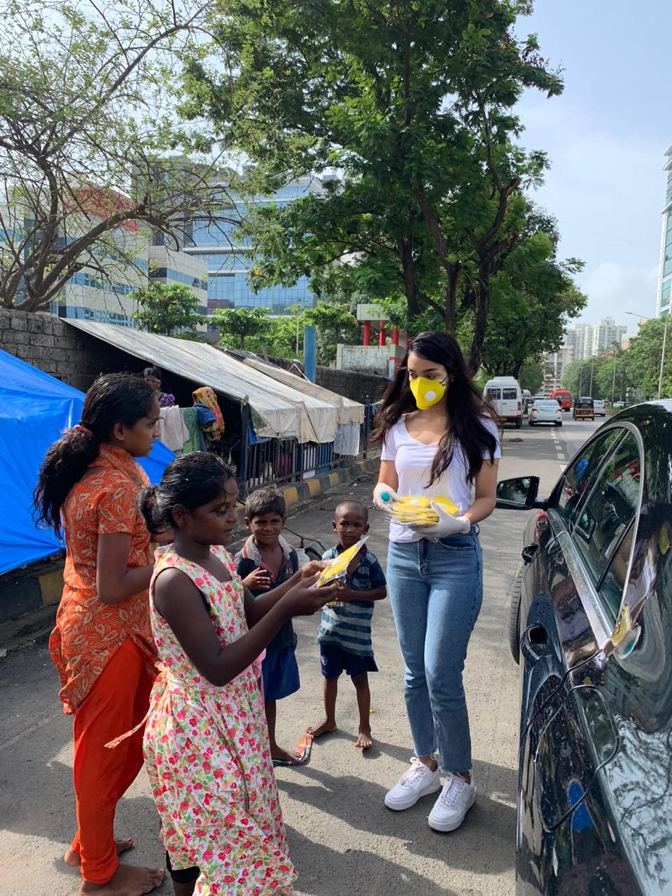 namashi chakraborty and amrin distribute masks