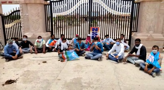 jodhpur news,  rajasthan news,  etvbharat news,  rajasthan hindi news,  बिलाड़ा में धरना प्रदर्शन,  Bilara NSUI students, जोधपुर की खबर