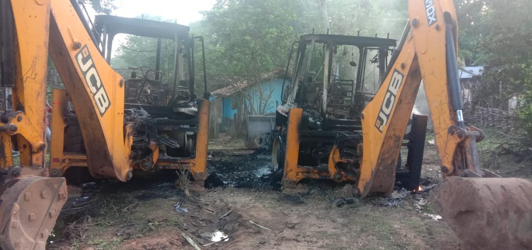 Naxals have set ablaze 6 vehicles in Chattisgarh