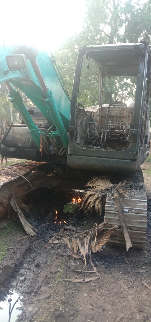 Naxals have set ablaze 6 vehicles in Chattisgarh