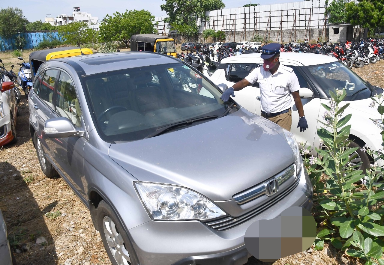 ஊரங்கை மீறிய கிரிக்கெட் வீரர் கார் பறிமுதல்