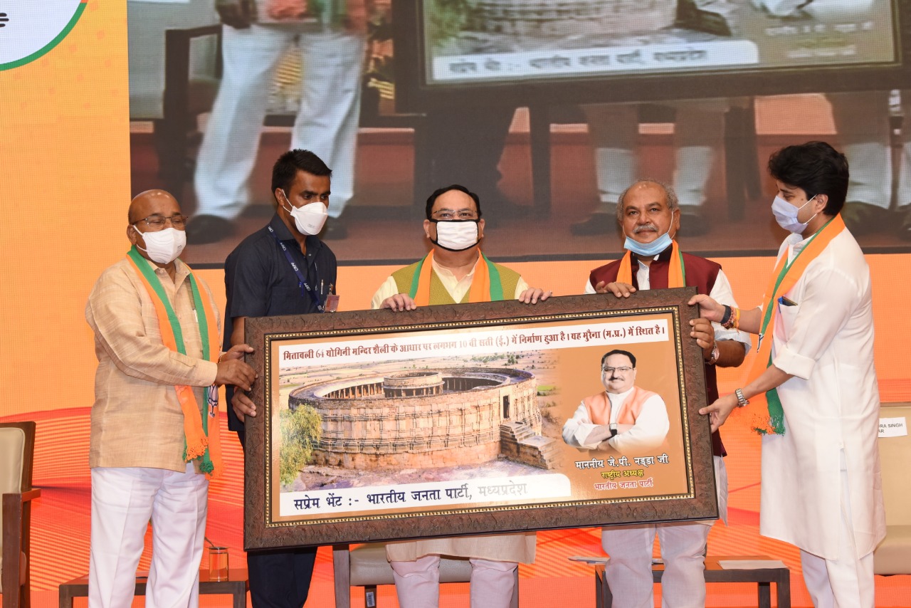 Narendra Tomar, Thavar Chandra Gehlot and Jyotiraditya Scindia presented the photo of Mitavali 64 Yogini Temple to JP Jadda