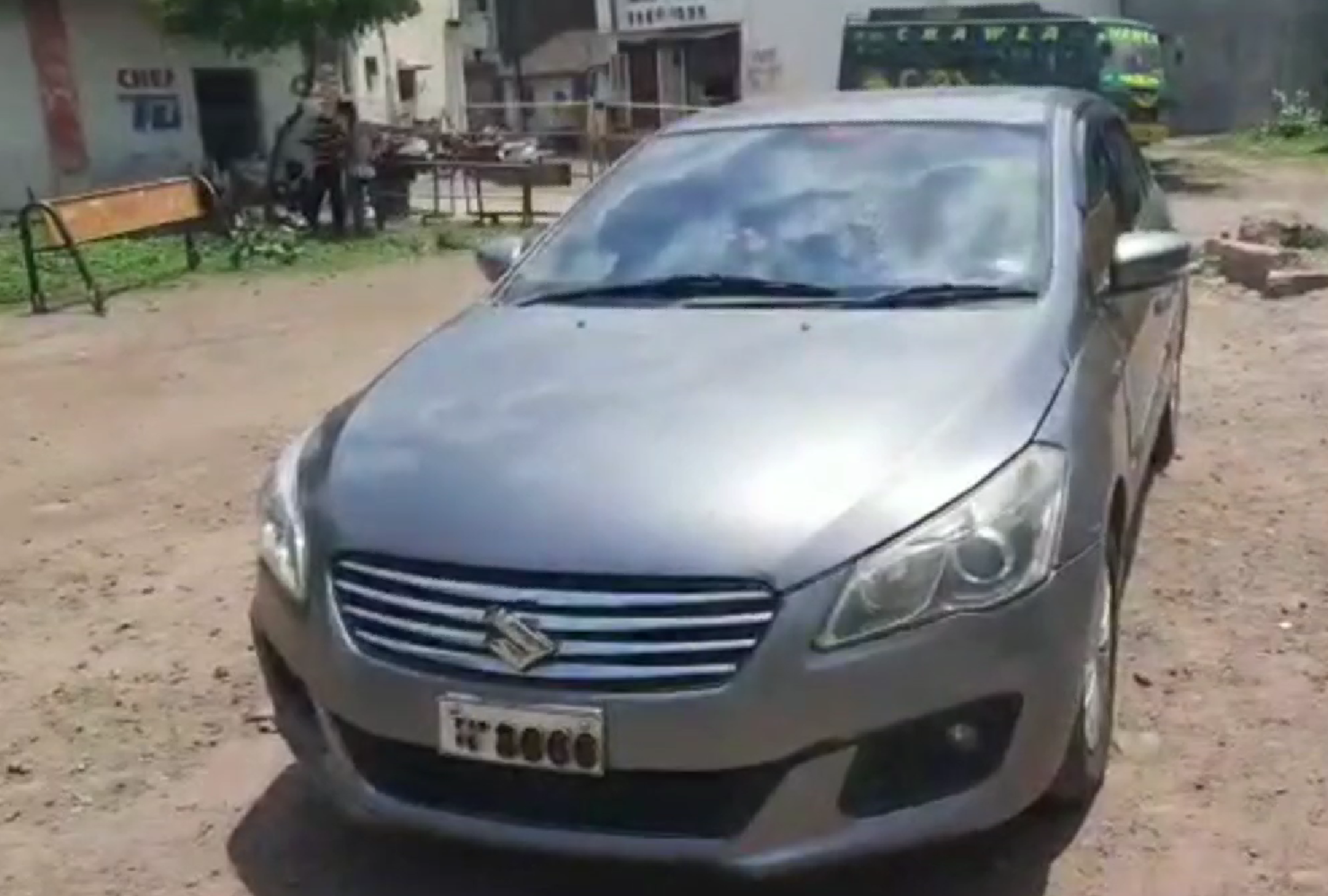 The car of the groom violating traffic rules was sent to the police station