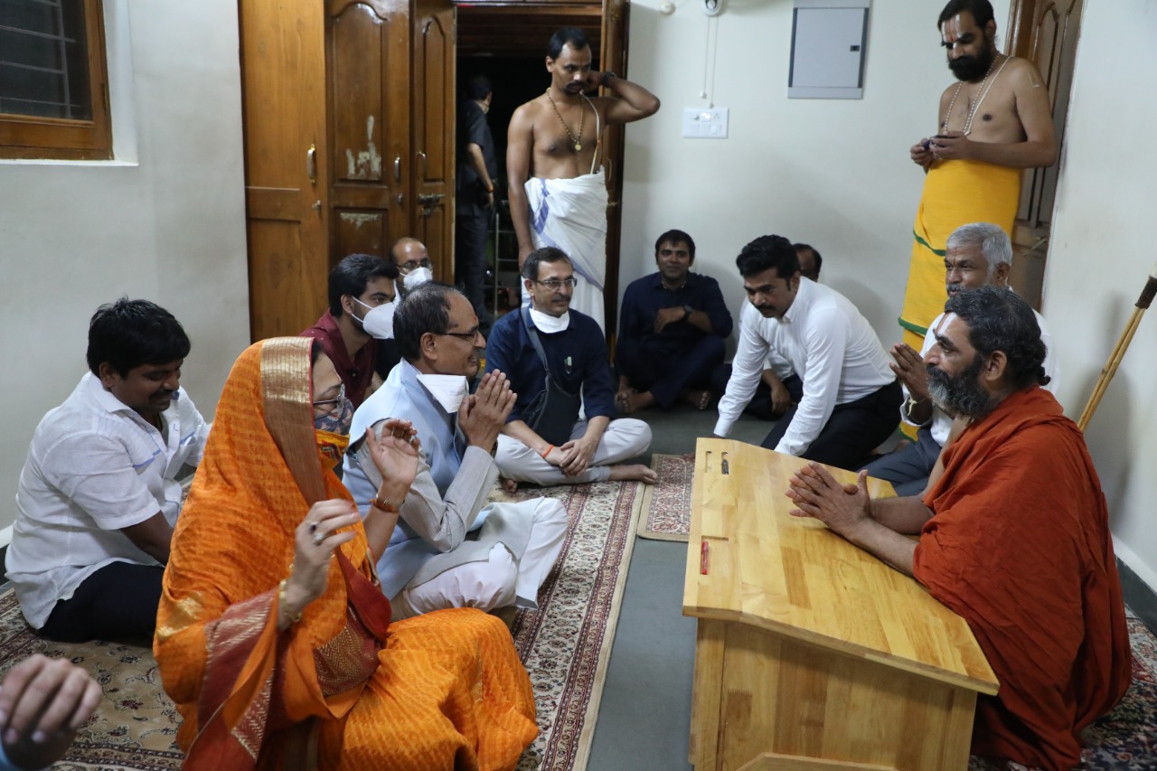 CM Shivraj arrives with family to receive blessings