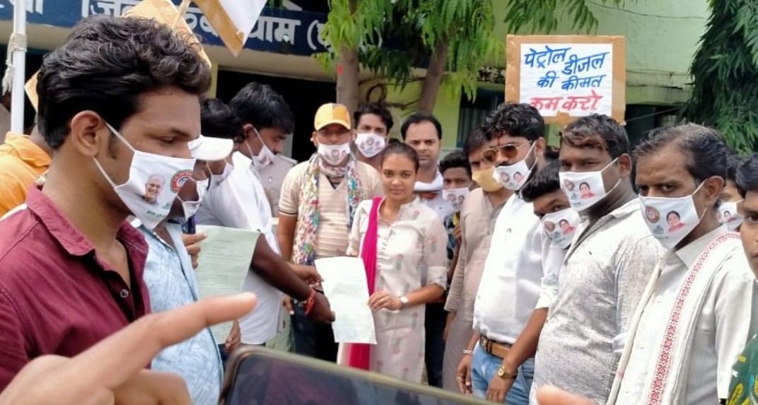 NSUI activists submitted memorandum to President