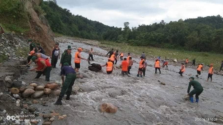 मरम्मत करते अधिकारी