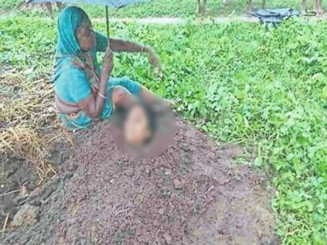 villagers-covered-injured-people-of-lightning-with-cow-dung-in-raigarh