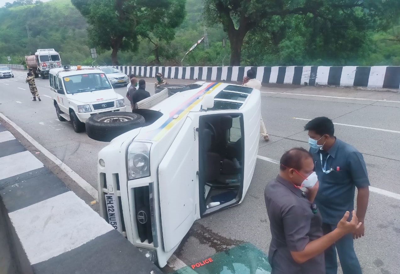 Vehicle in convoy of Pawar overturned