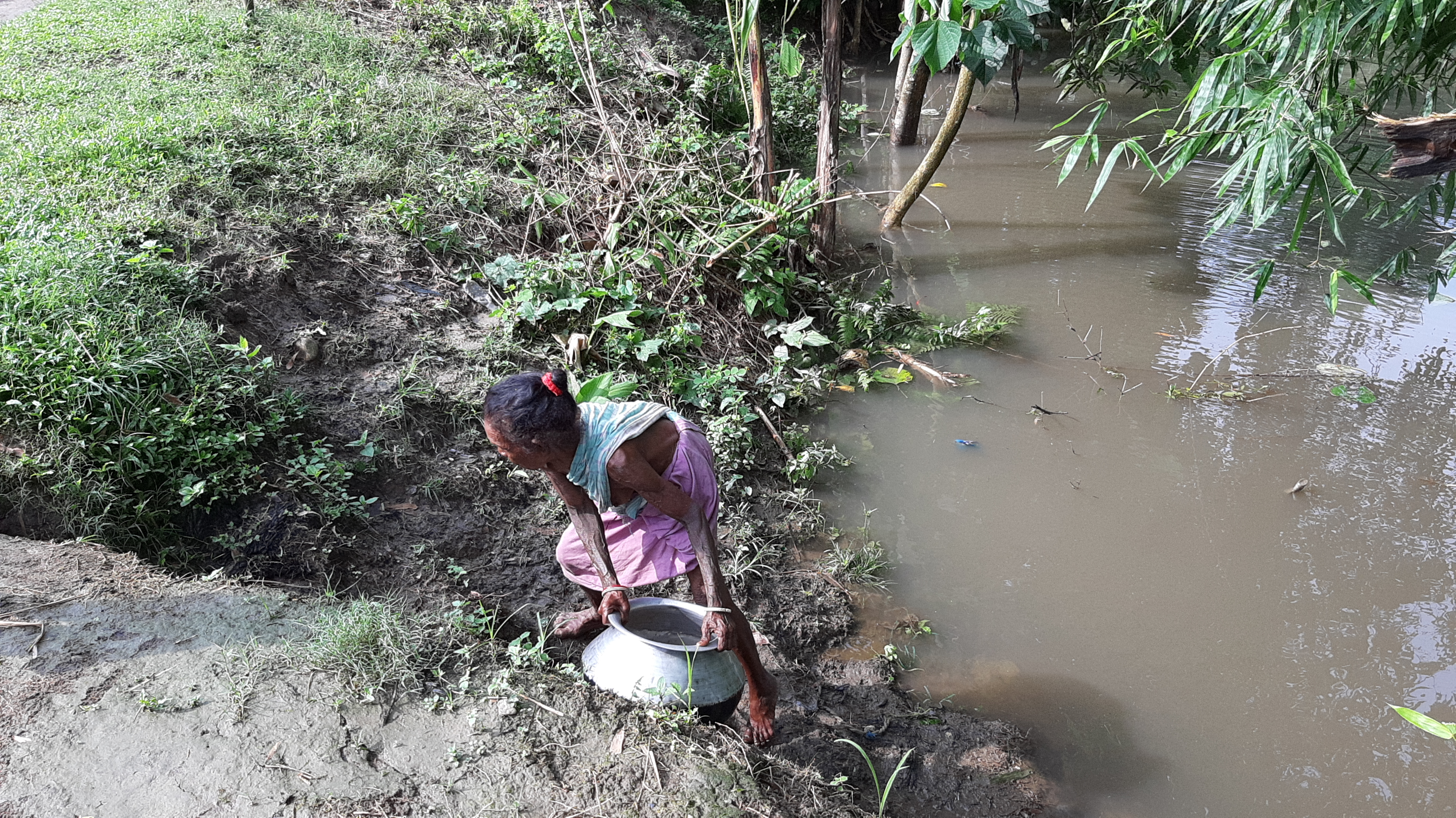 Development assam people using drinking water from drain chirang assam etv bharat news