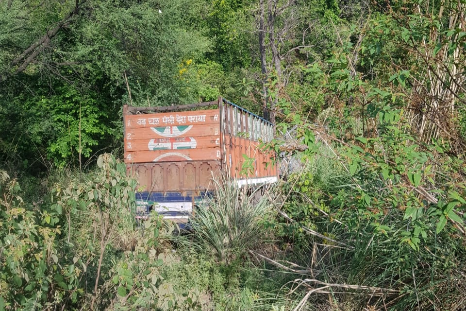 Truck fell into a ditch in sirmaur