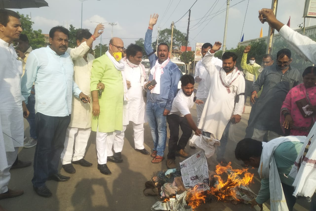 Congressmen burn effigy of Shivraj on Black Day in singrauli