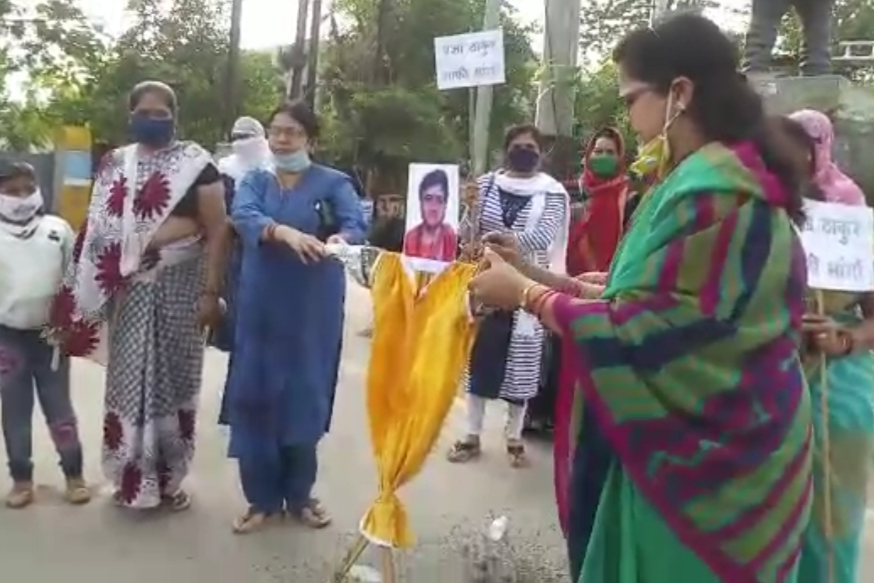 women congress of satna burnt effigy of sadhvi pragya after her indecent remark on rahul gandhi