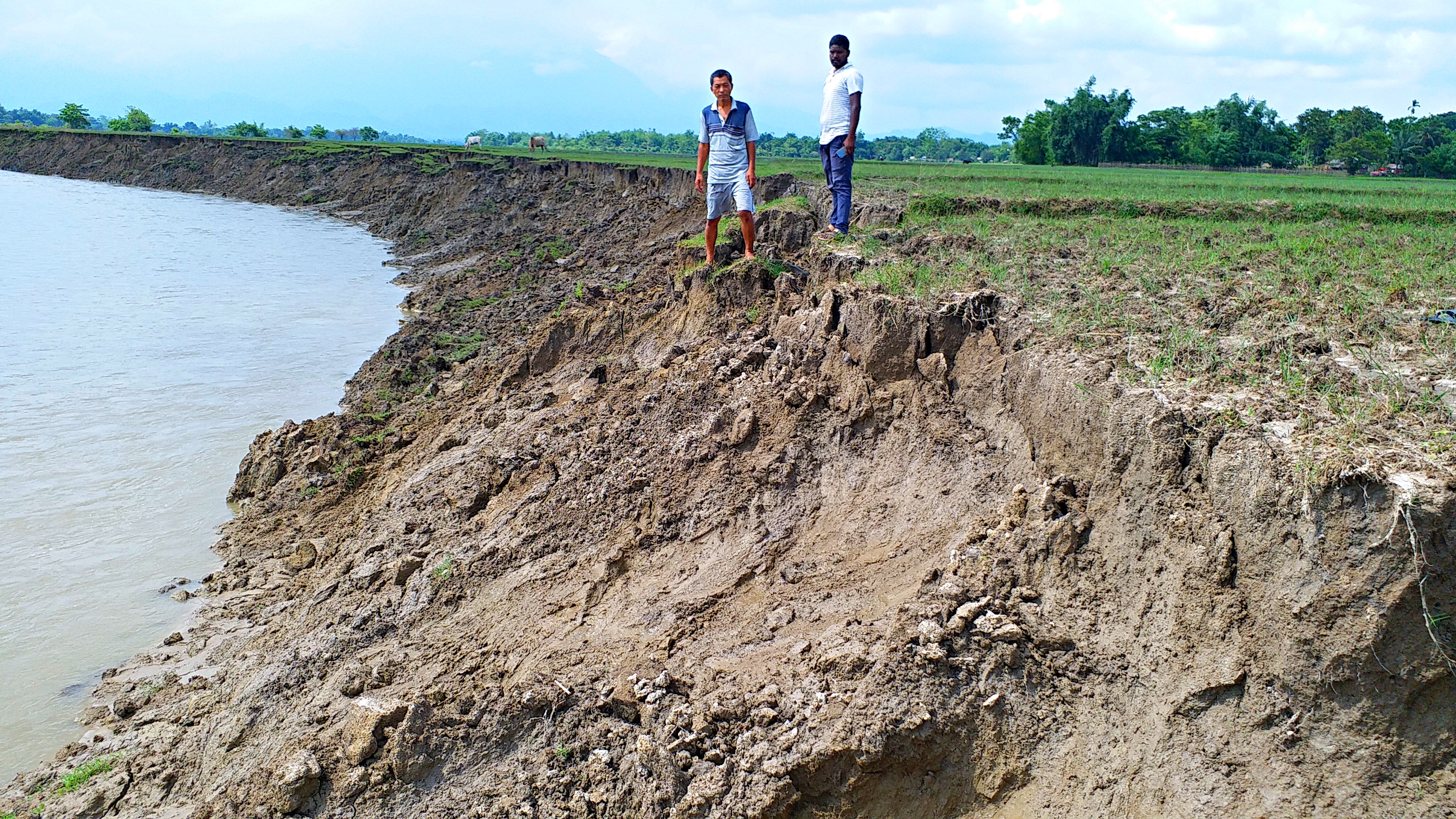 মটঙা নদীয়ে সৃষ্টি কৰিছে ব্যাপক গৰাখহনীয়া