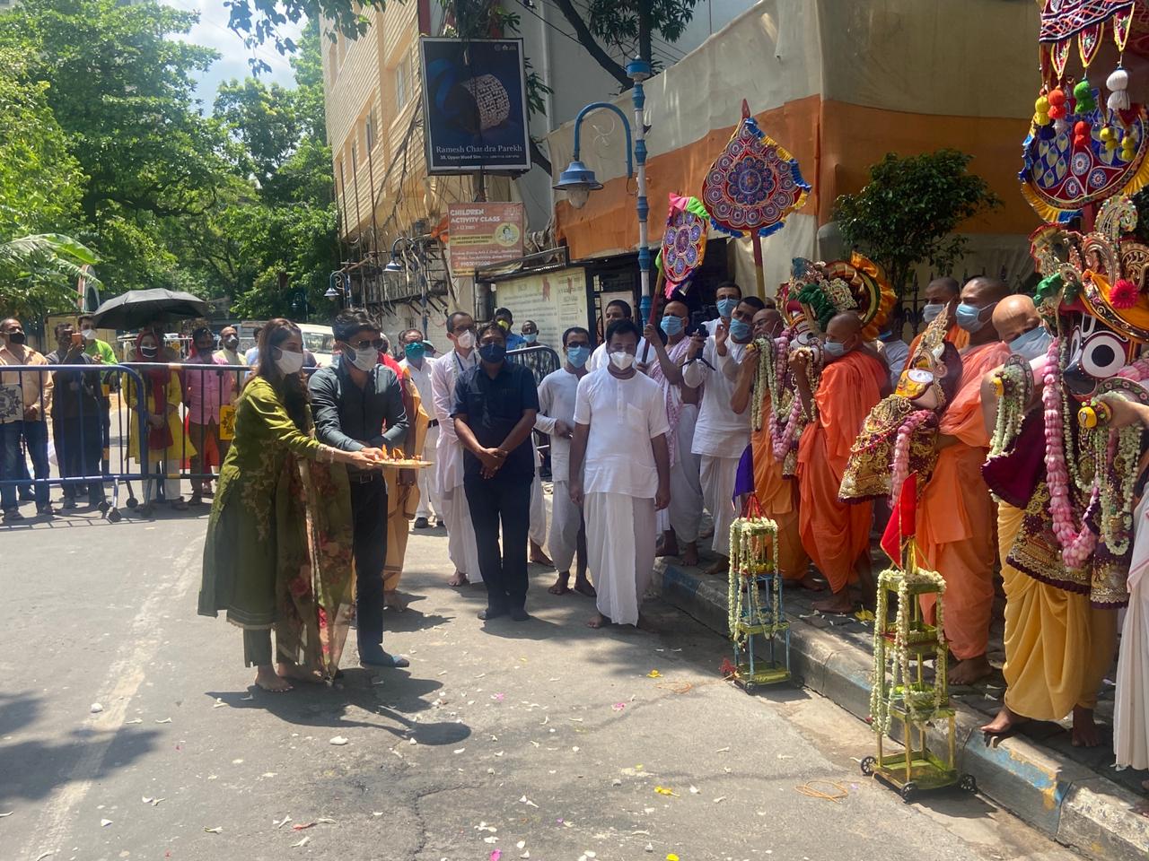 Nusrat Jahan takes part in Ulta Rath celebration by ISCON, Kolkata