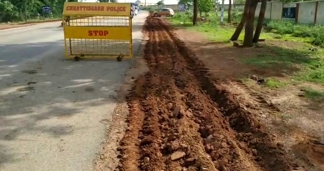 pwd-department-forgot-to-spread-the-murum-on-road