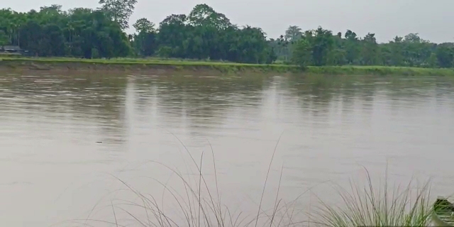 ধনশিৰি নদীৰ খহনীয়াই কালৰূপ ধাৰণ কৰিছে